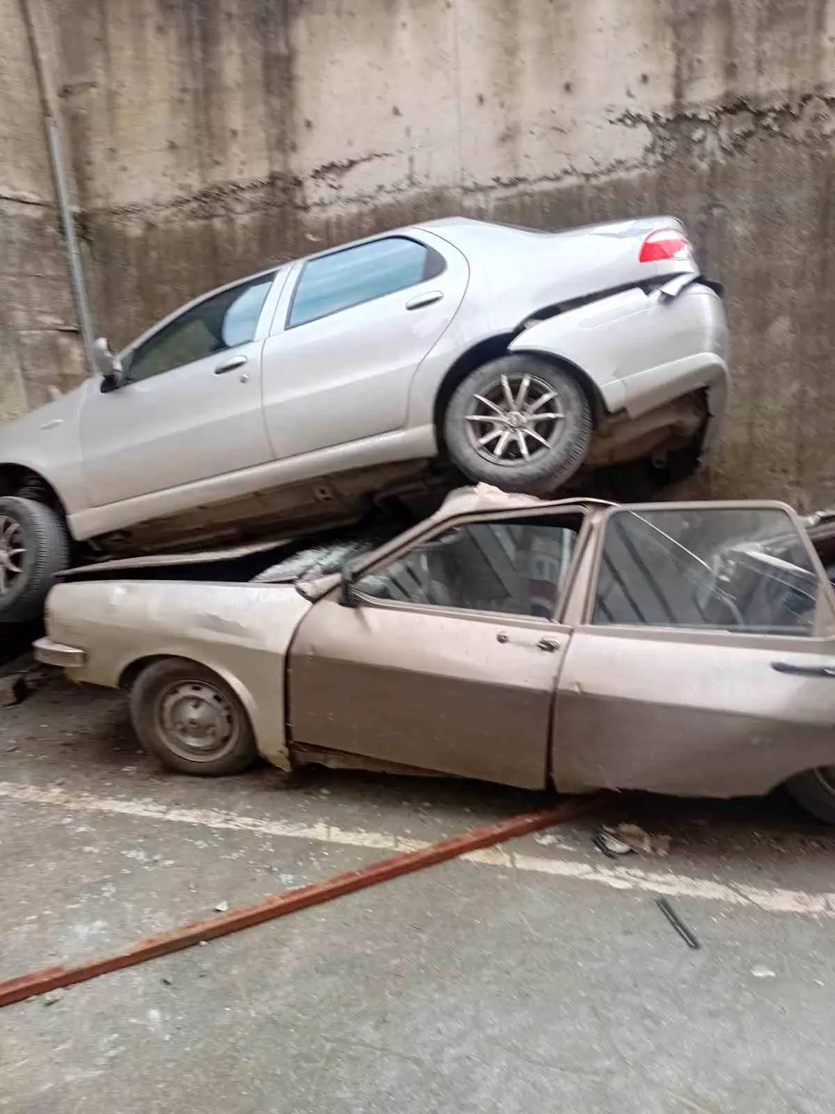 Zonguldak\'ta Otomobil Duvarın Üstüne Düştü