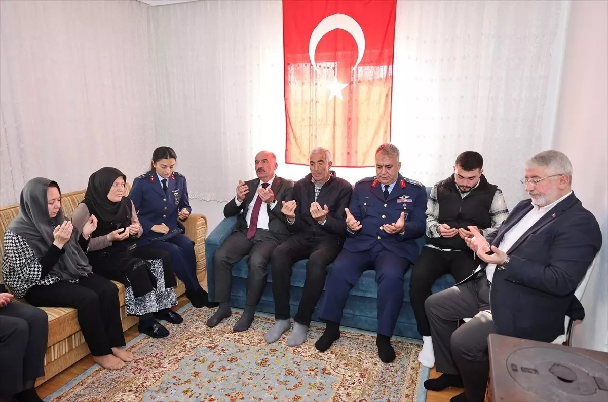 Şehit Astsubay Üstçavuş Burak İbbiği\'nin şehadet belgesi ailesine teslim edildi