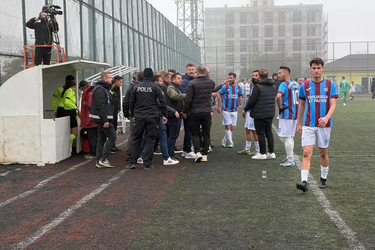 Süper Amatör Lig\'de saha karıştı: 5 kırmızı kart çıktı, hakem maçı erteledi