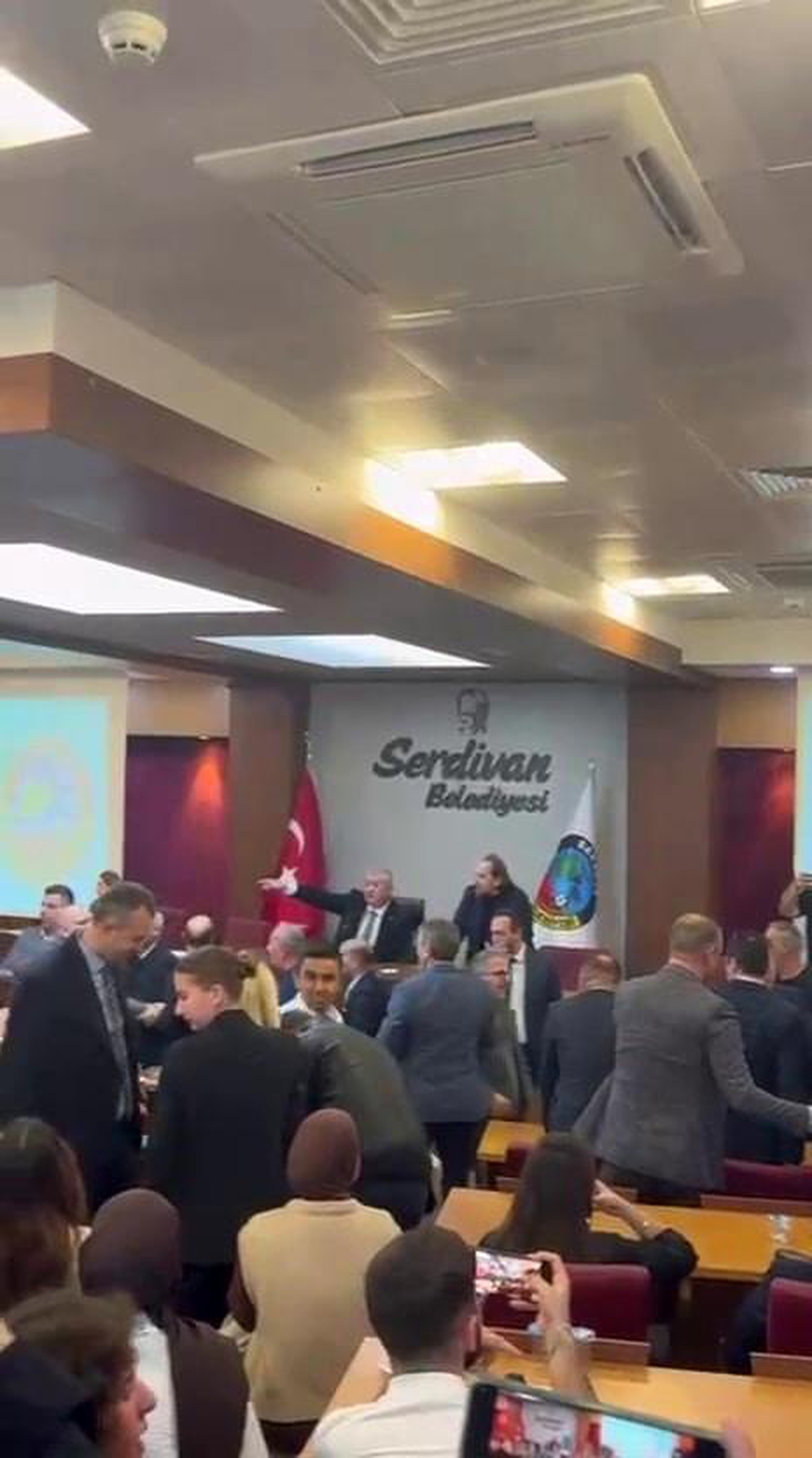 Serdivan Belediyesi Meclis Toplantısında Arbede
