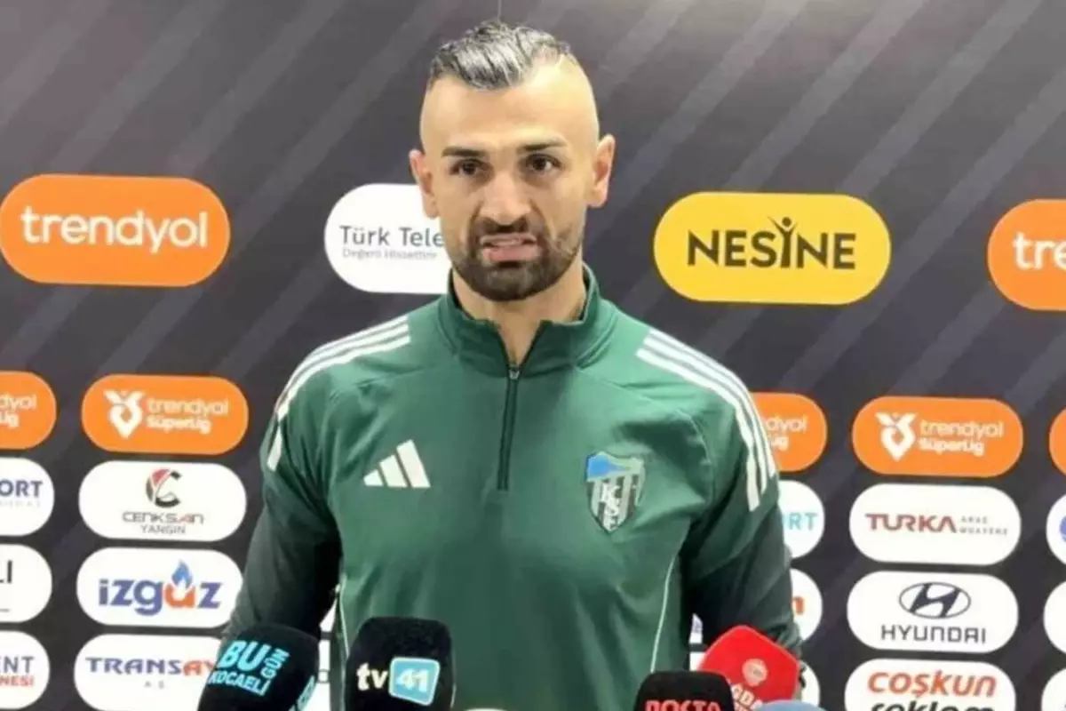 Yaptığı paylaşım başına iş açtı! Derbiyi izleyen Serdar Dursun\'a büyük şok