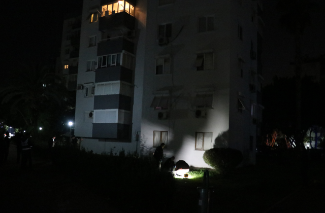 Yaşlı adam televizyon izlerken kapıyı çalan polisi verdiği acı haberle yıkıldı