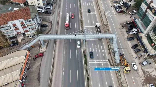 'Yayalar evimi izliyor' şikayeti üst geçidi yıktırdı. Sonrası fıkra gibi: İçerisi yine gözüküyor