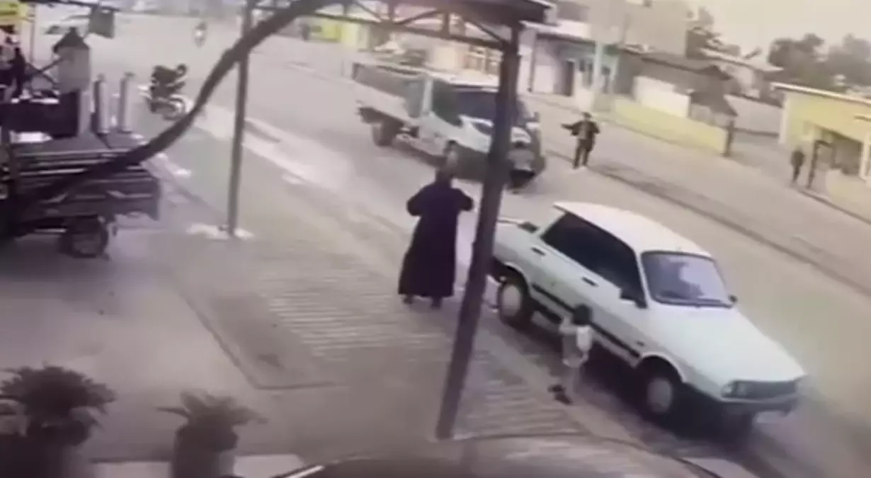 Yolun karşısına geçerken kamyonetin çarptığı çocuk ağır yaralandı