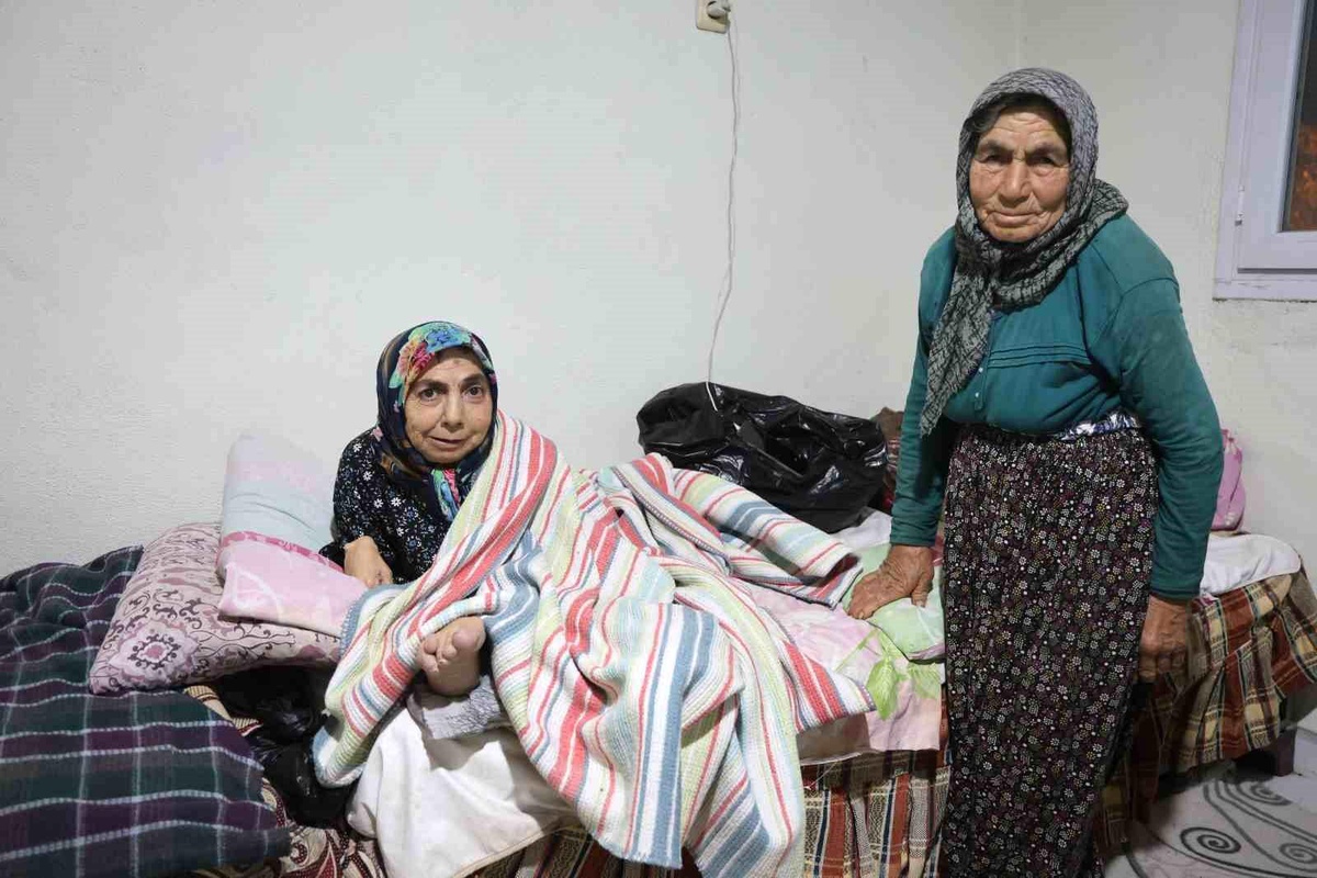 80 Yaşındaki Anne Engelli Kızına Bakıyor