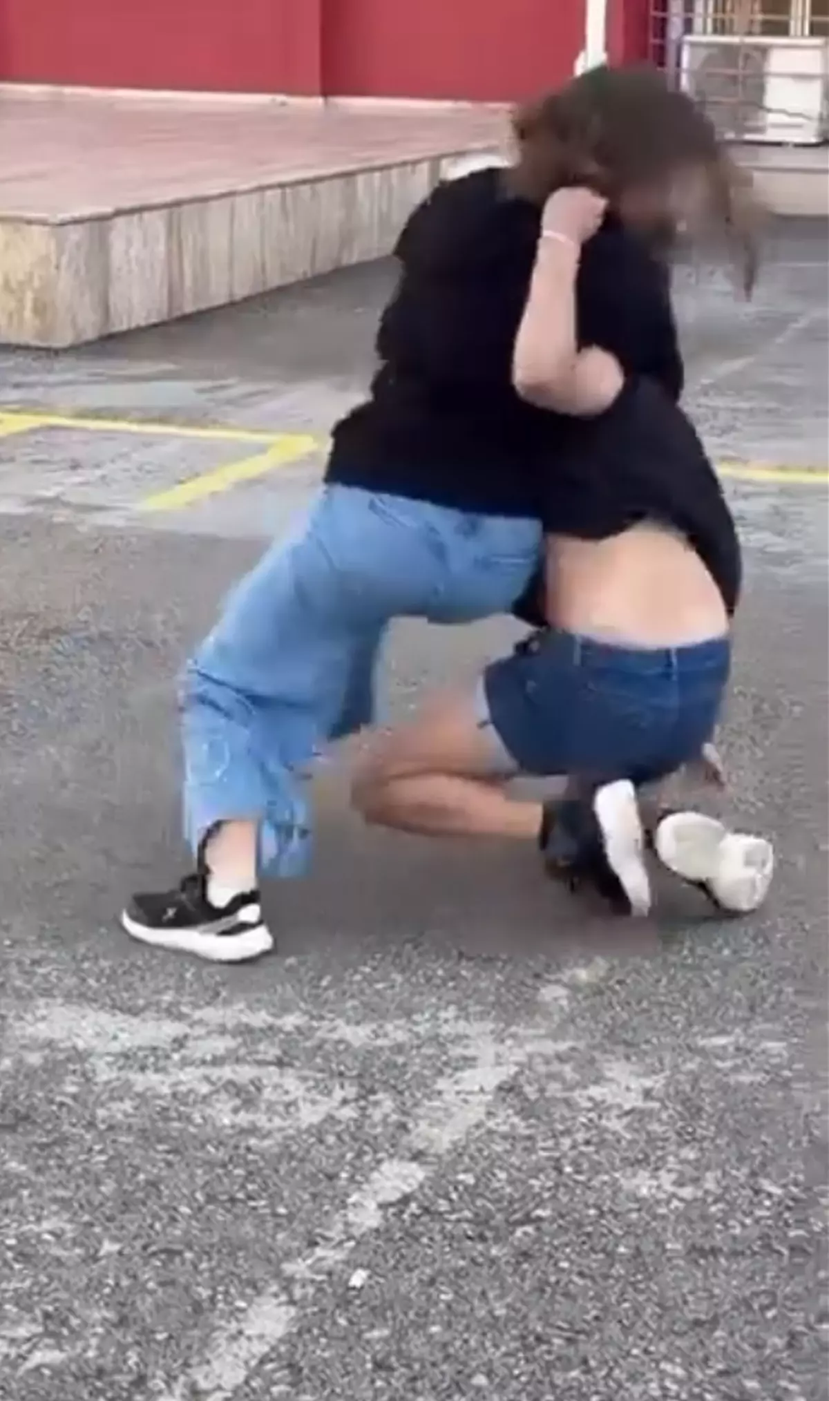 Öğrencilerden Şiddet: 11 Kişi Kız Öğrenciyi Dövdü