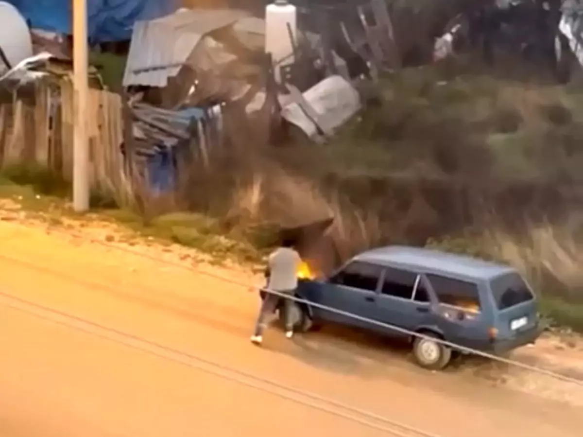 Bolu\'da Sürücü Araç Yangınını Kova ile Söndürdü