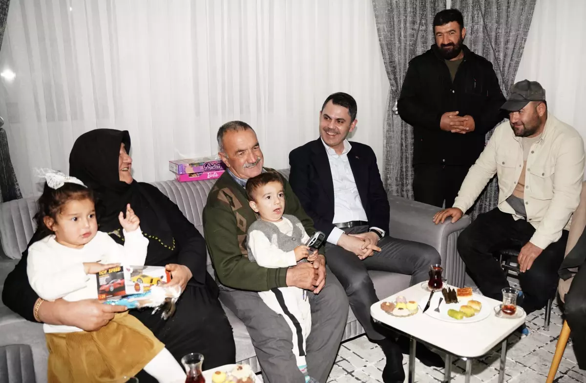 Bakan Kurum\'dan depremzede aileye ziyaret