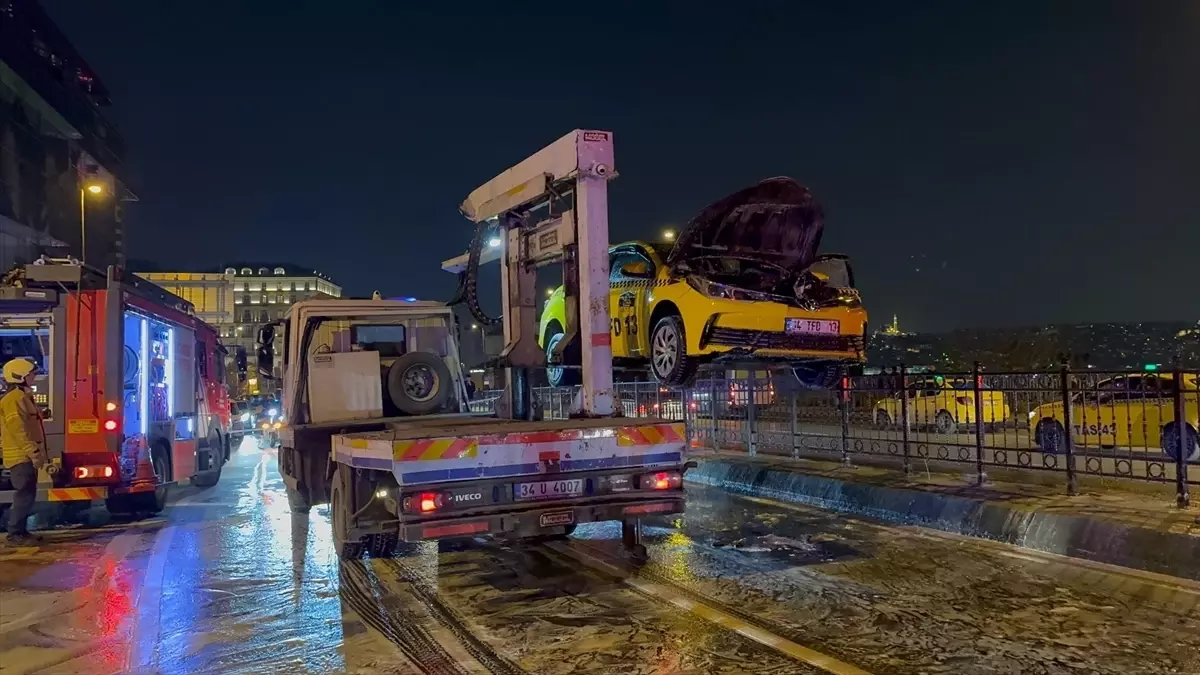 Beyoğlu\'nda Takside Yangın Çıktı