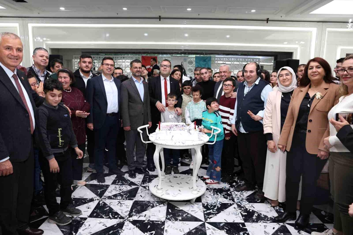 Bizim Ev\'in 14\'üncü yıl dönümü coşkuyla kutlandı