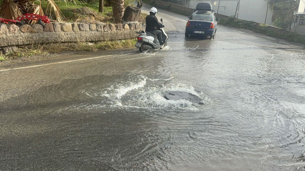 Bodrum\'da Su Hattı Patladı: Evler Su Altında Kaldı