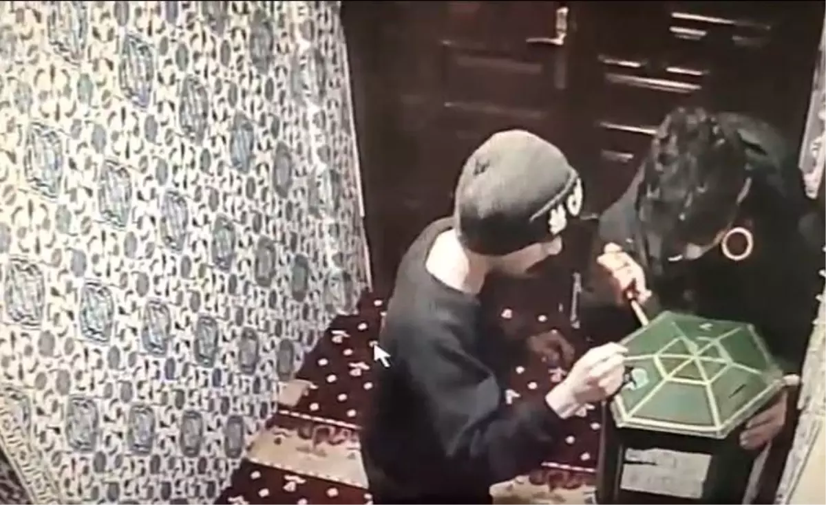 Camiye Hırsızlık Girişimi Kamerada