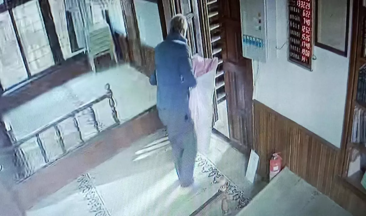Camiden çaldığı parayı iade edince serbest kaldı