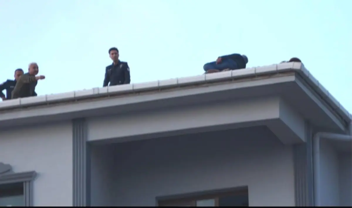Çatıya çıktı, 80 bin TL\'lik alacağını tahsil edince ikna olup indi