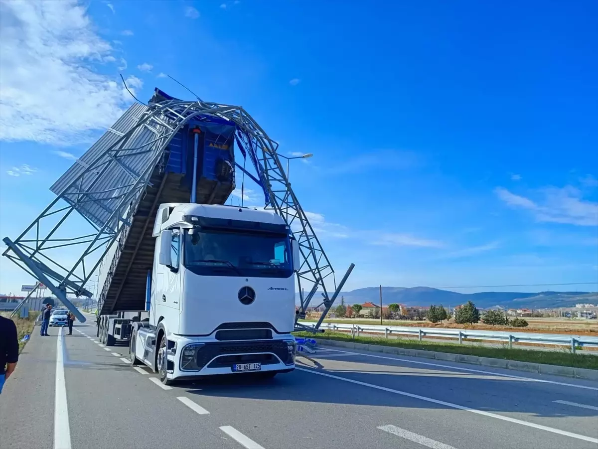 Tırın Dorsesi Trafik Levhasına Çarptı