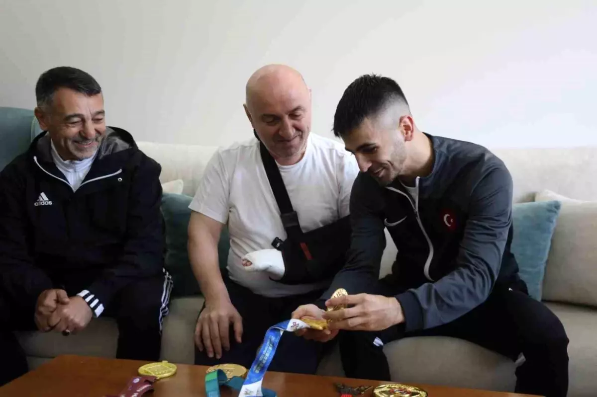 Dünya şampiyonu milli karateci Şamdan\'dan Başkan Bıyık\'a "madalyalı" ziyaret