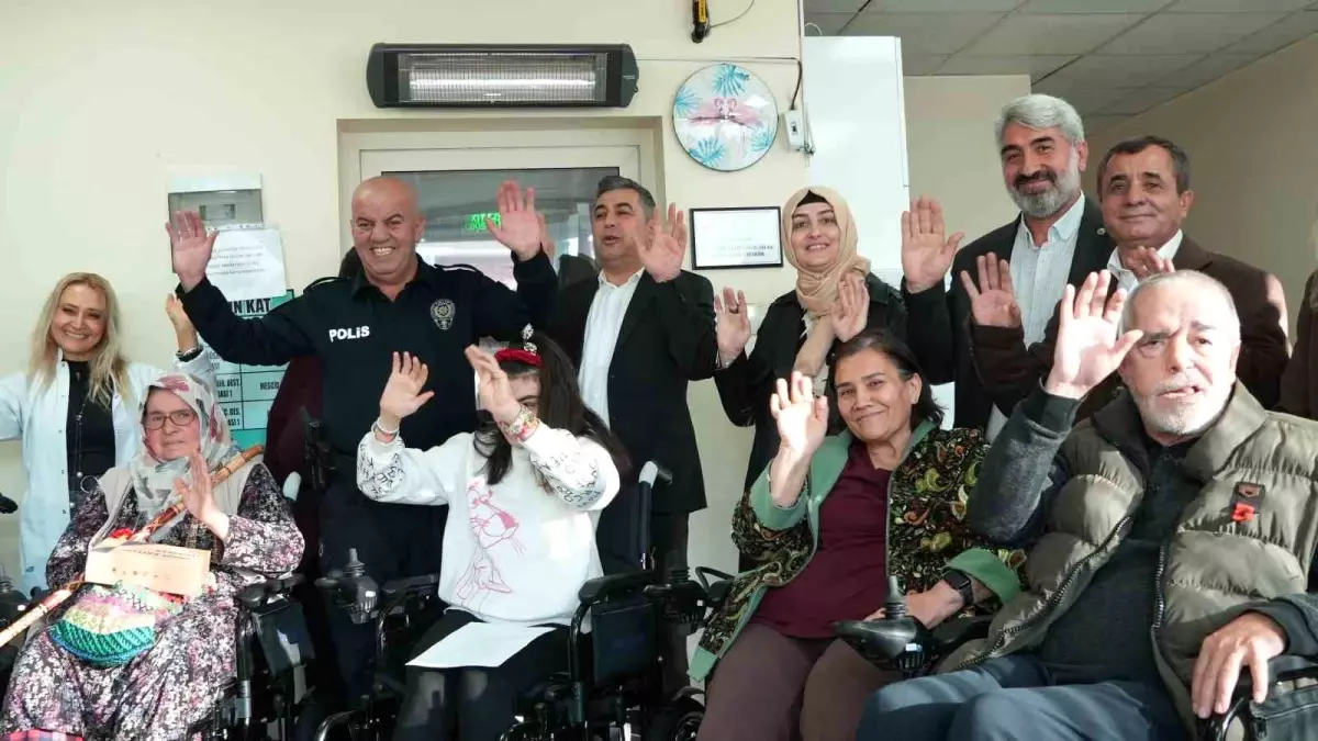 Engellilere Akülü Sandalyeler Hediye Edildi