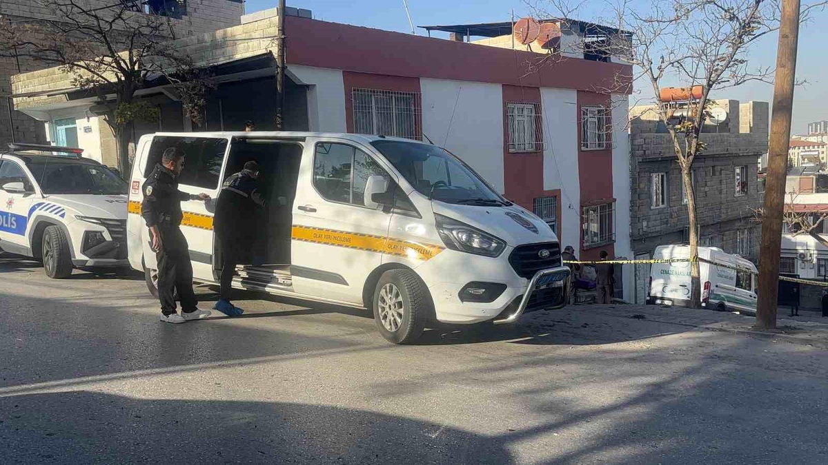 Gaziantep\'te eski koca dehşeti: Boşandığı eşini bıçakla öldürdükten sonra kendisini ağır yaraladı