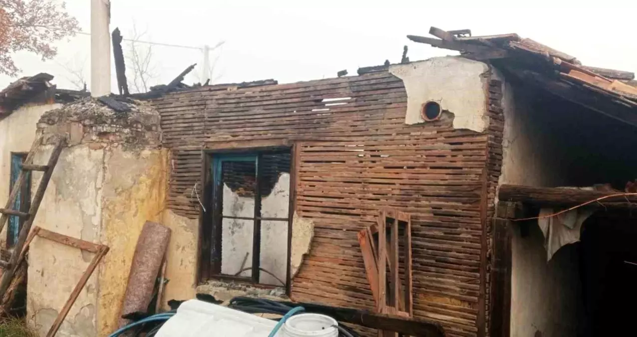 Hisarcık\'ta çıkan yangında deprem konutu kullanılmaz hale geldi