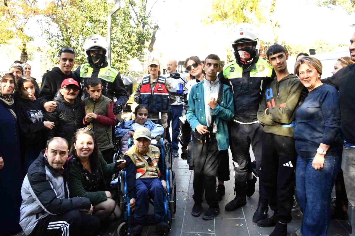 Jandarmadan Engelli Öğrencilere Anlamlı Ziyaret