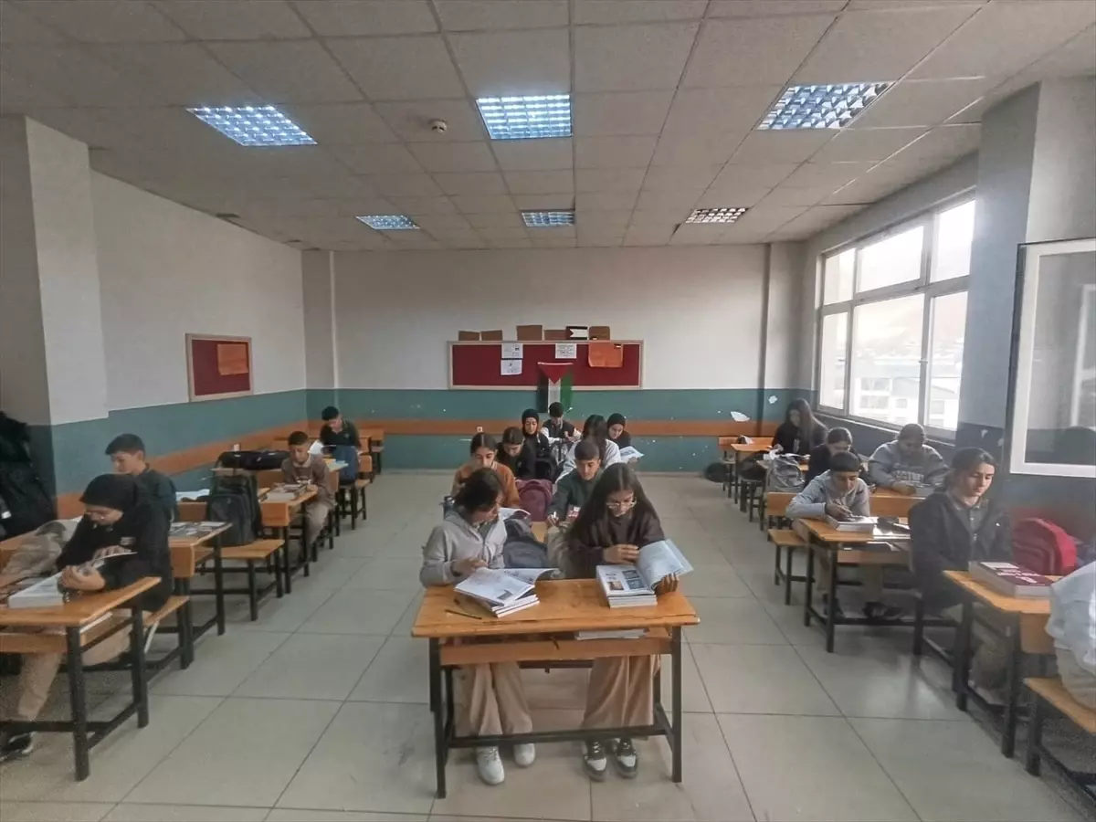 Karlıova\'da Öğrencilere Kaynak Kitap Desteği