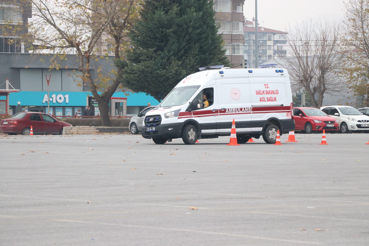 Kayseri\'de Ambulans Rallisi Düzenlendi