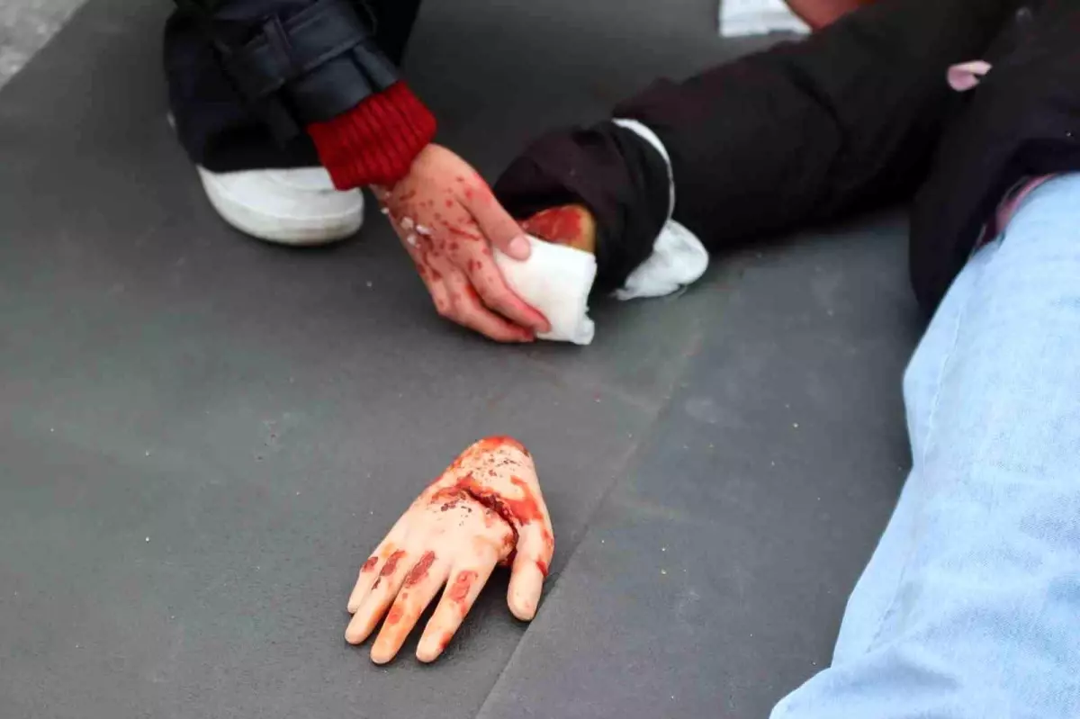 Kayseri\'de Gerçekçi Otobüs Kazası Tatbikatı