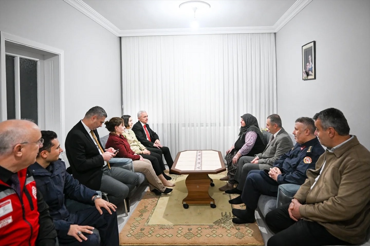 Kırklareli Valisi Turan, şehit ailesini ziyaret etti