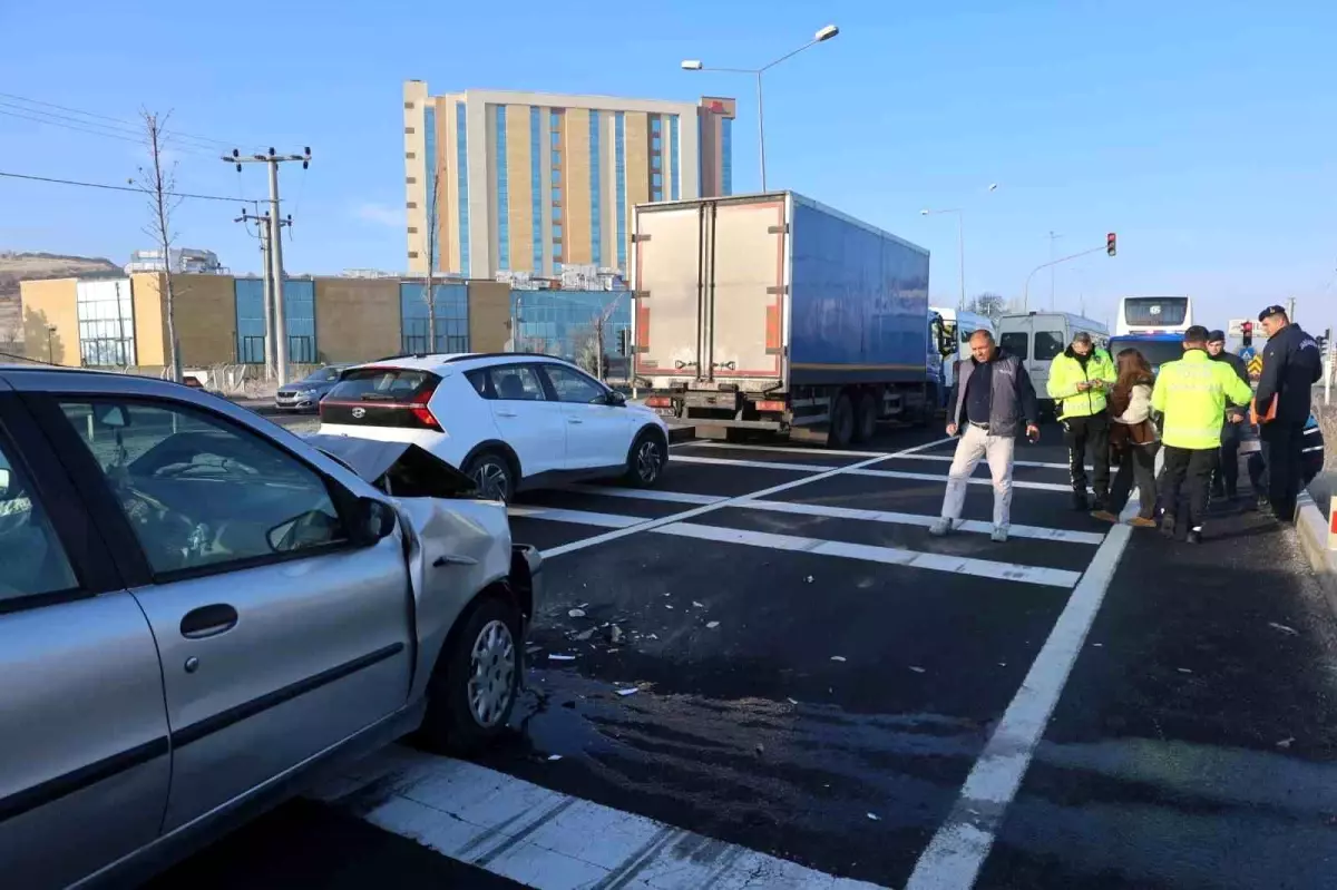 Nevşehir\'de Minibüse Çarpma Kazası: 3 Yaralı