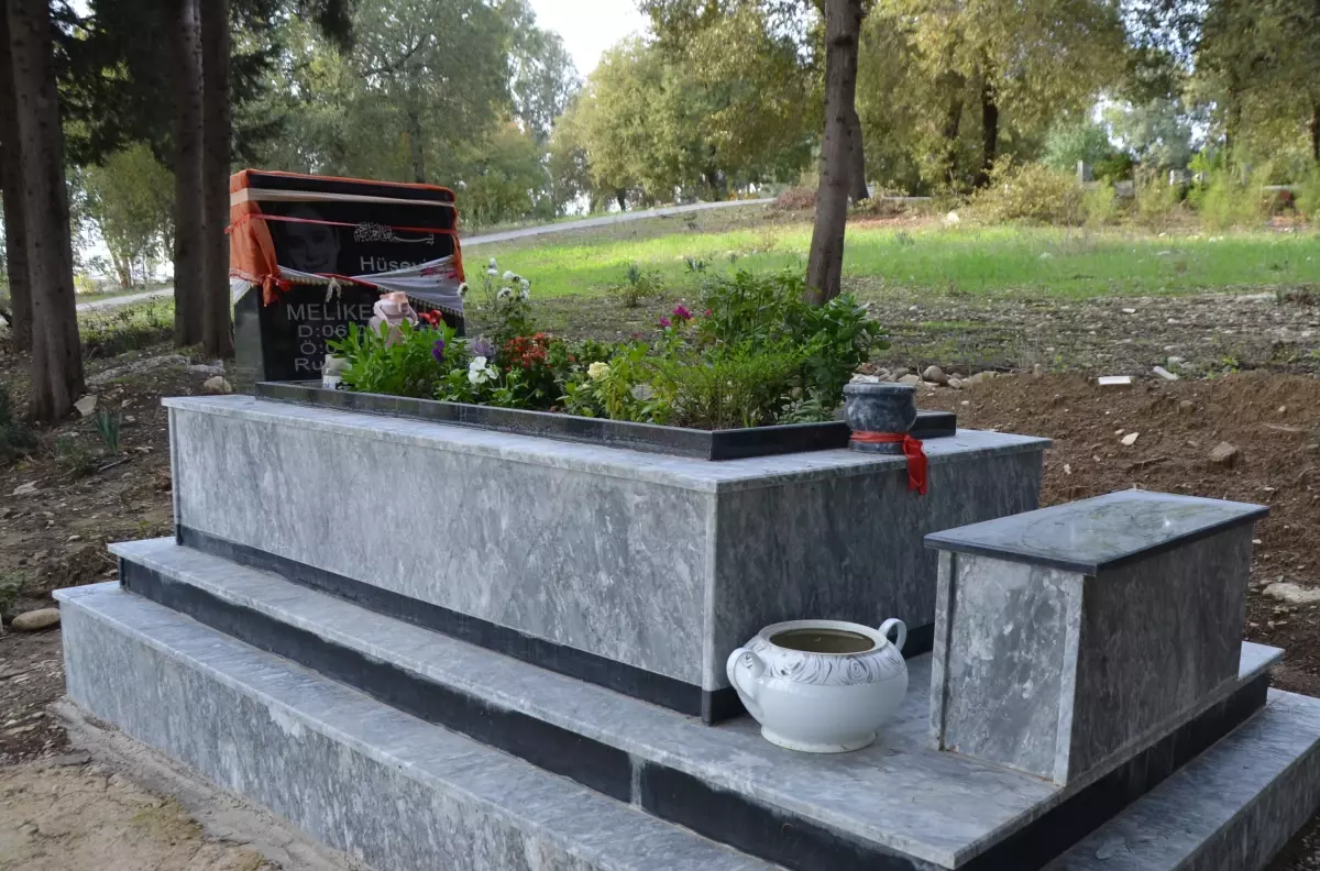 Mezardan Çiçek Çalanlara Güvenlik Kamerası