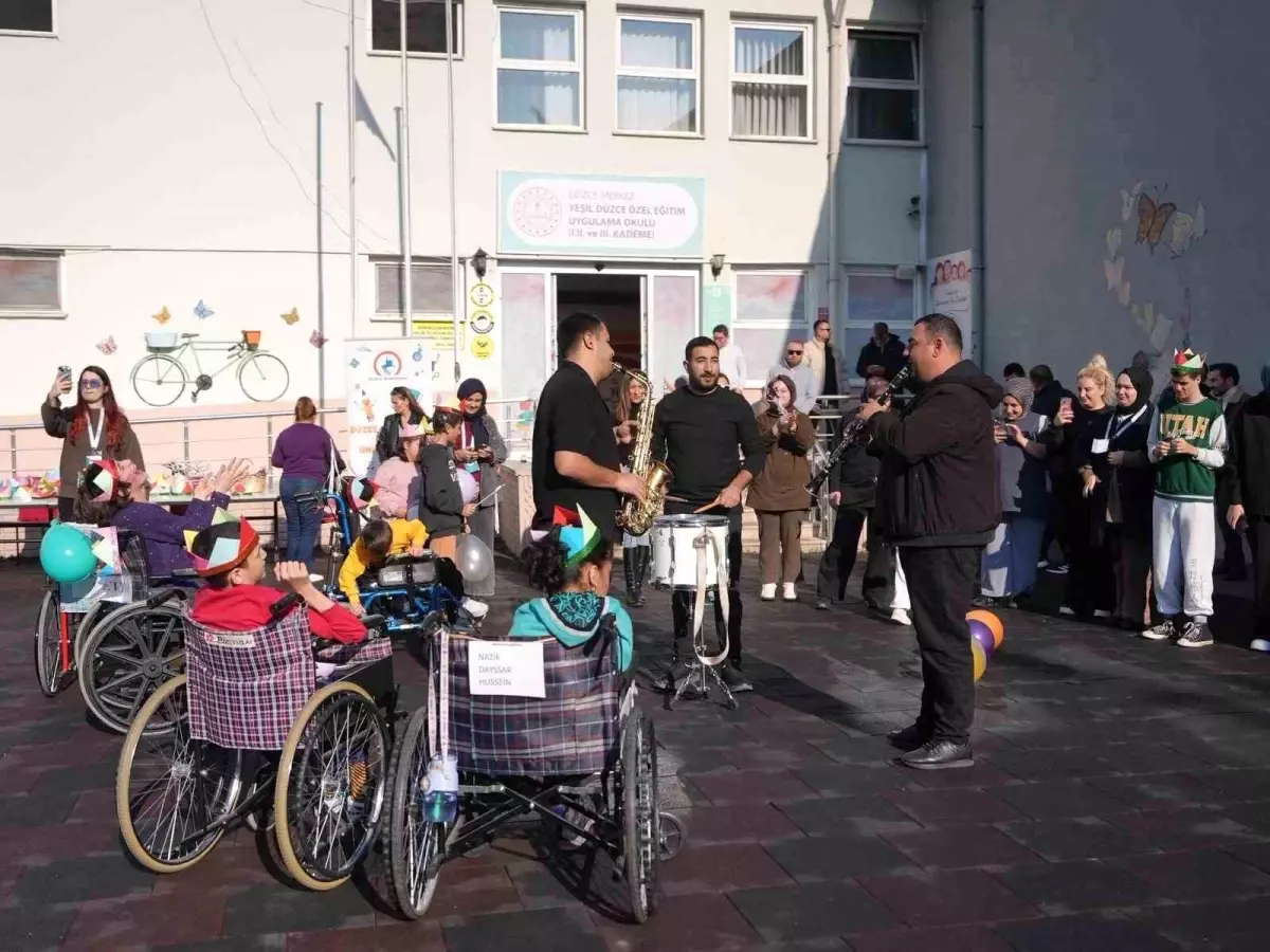 Okul bahçesi şenlik alanına döndü