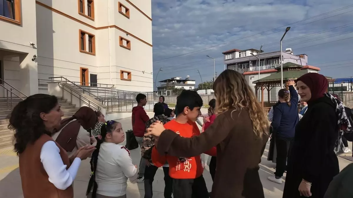 Özel gereksinimli öğrencileriyle güne özel klip hazırladı