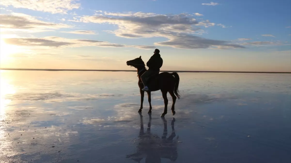 Tuz Gölü\'nde Etkileyici Gün Batımı