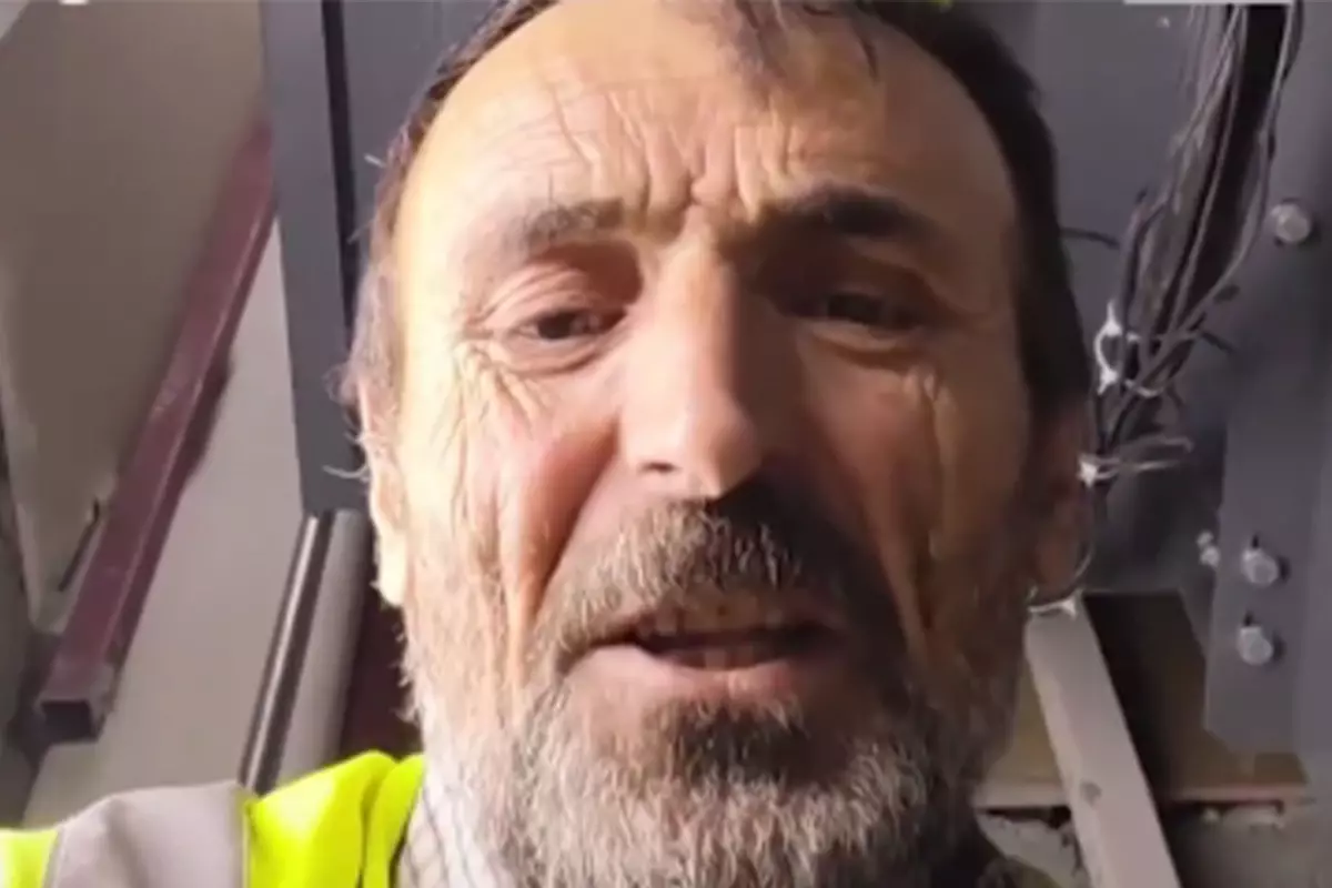 Asansörün altına girdi, ölüme meydan okudu!