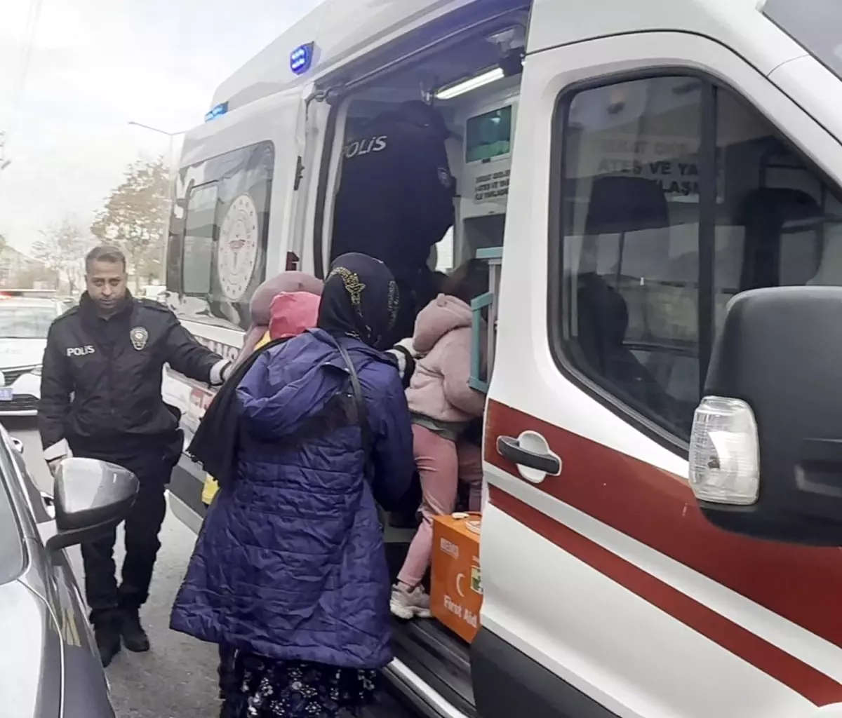 Aksaray\'da Balkon Yangını: 4 Kişi Hastaneye Kaldırıldı