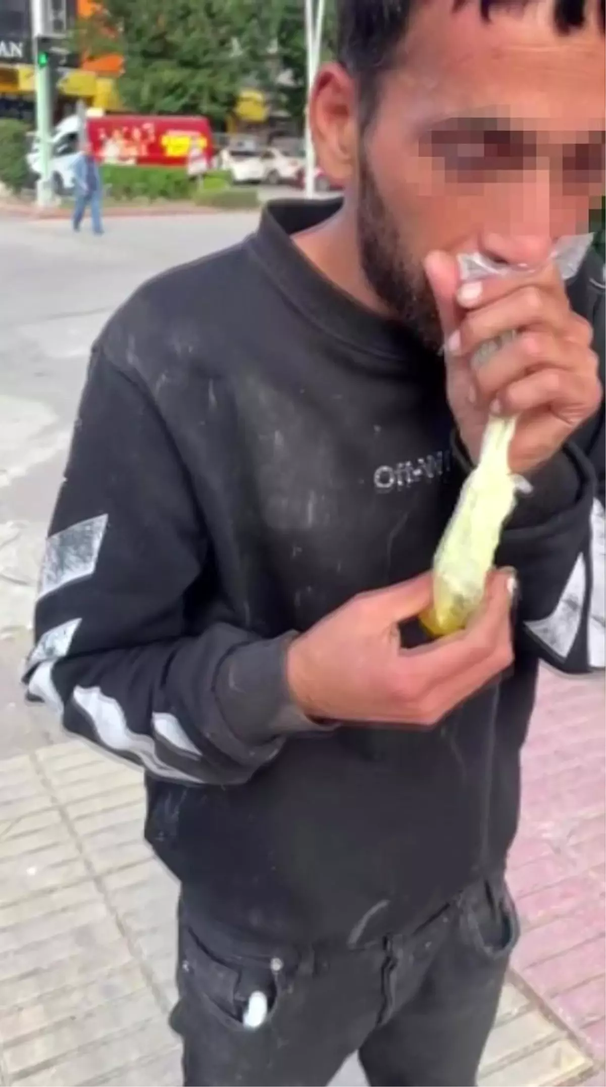 Caddede güpegündüz bali çekip kendinden geçti