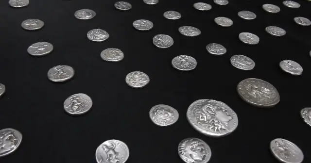 Edirne Kapıkule'de tarihi eser operasyonu: Büyük İskender portreli sikkelerle kaçarken yakalandılar Edirne Kapıkule'de tarihi eser operasyonu: Büyük İskender portreli sikkelerle kaçarken yakalandılar