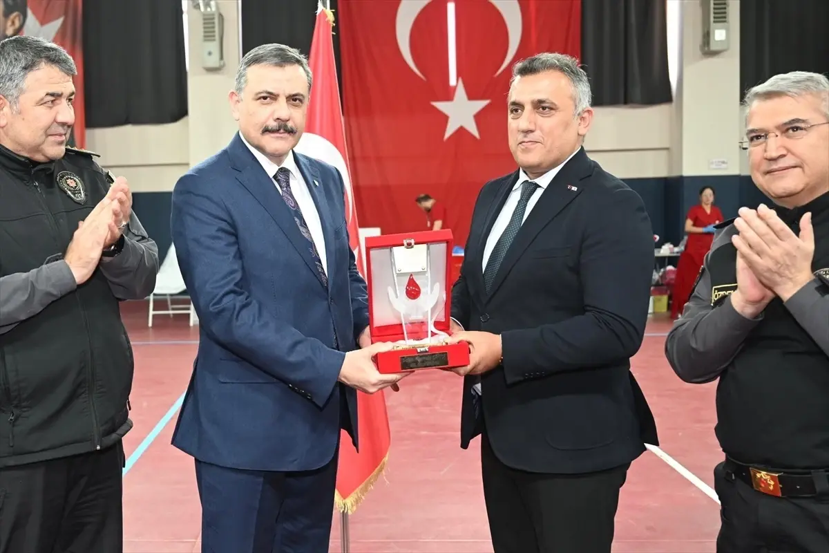 Vali Çiftçi\'ye 45. Bağış Plaketi