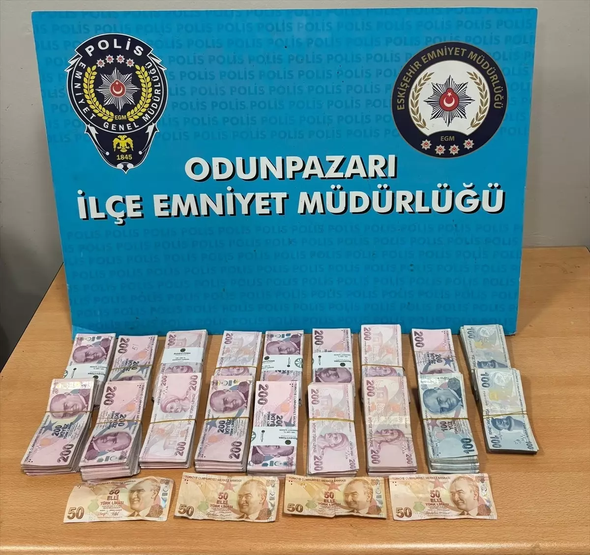 Dolandırıcı Kamu Görevlisi Tutuklandı