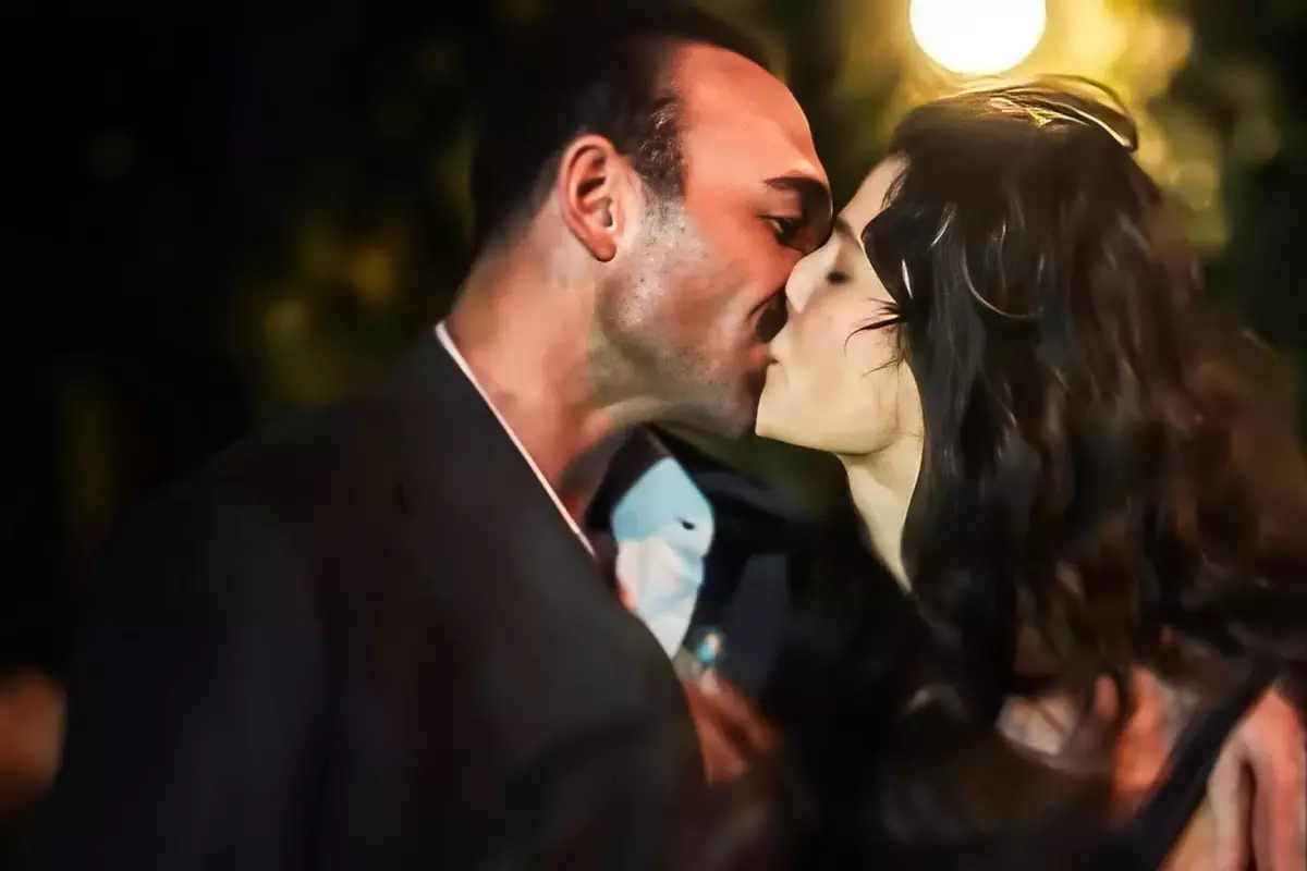 Eşref Rüya dizisine damga vuran öpüşme sahnesi: Şeftali gibi tadı var
