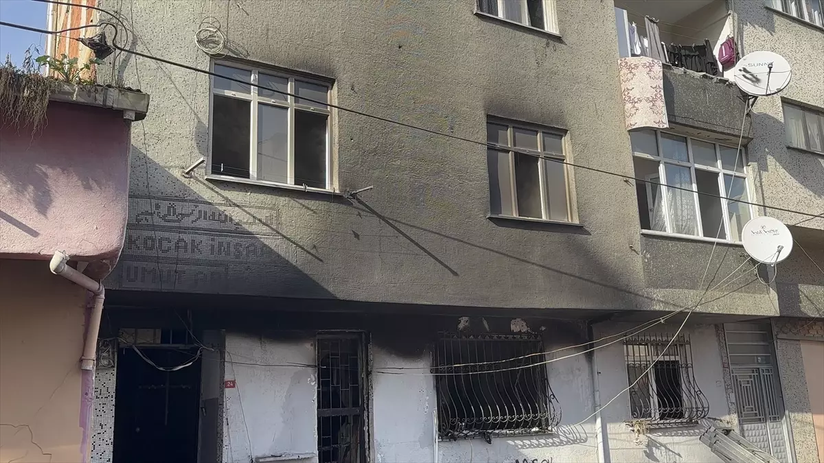 Gaziosmanpaşa\'da Yangın: Ekipler Mücadele Ediyor