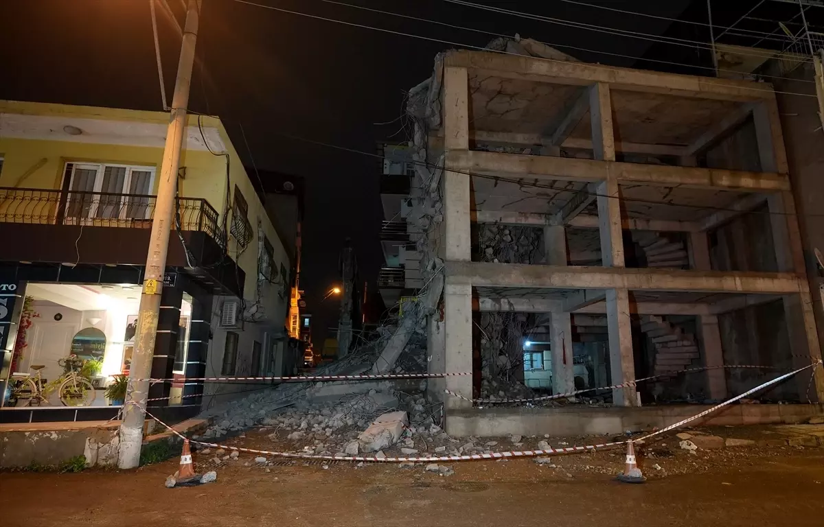 İzmir\'de Yıkım Sırasında Beton Parçaları Eve Düştü