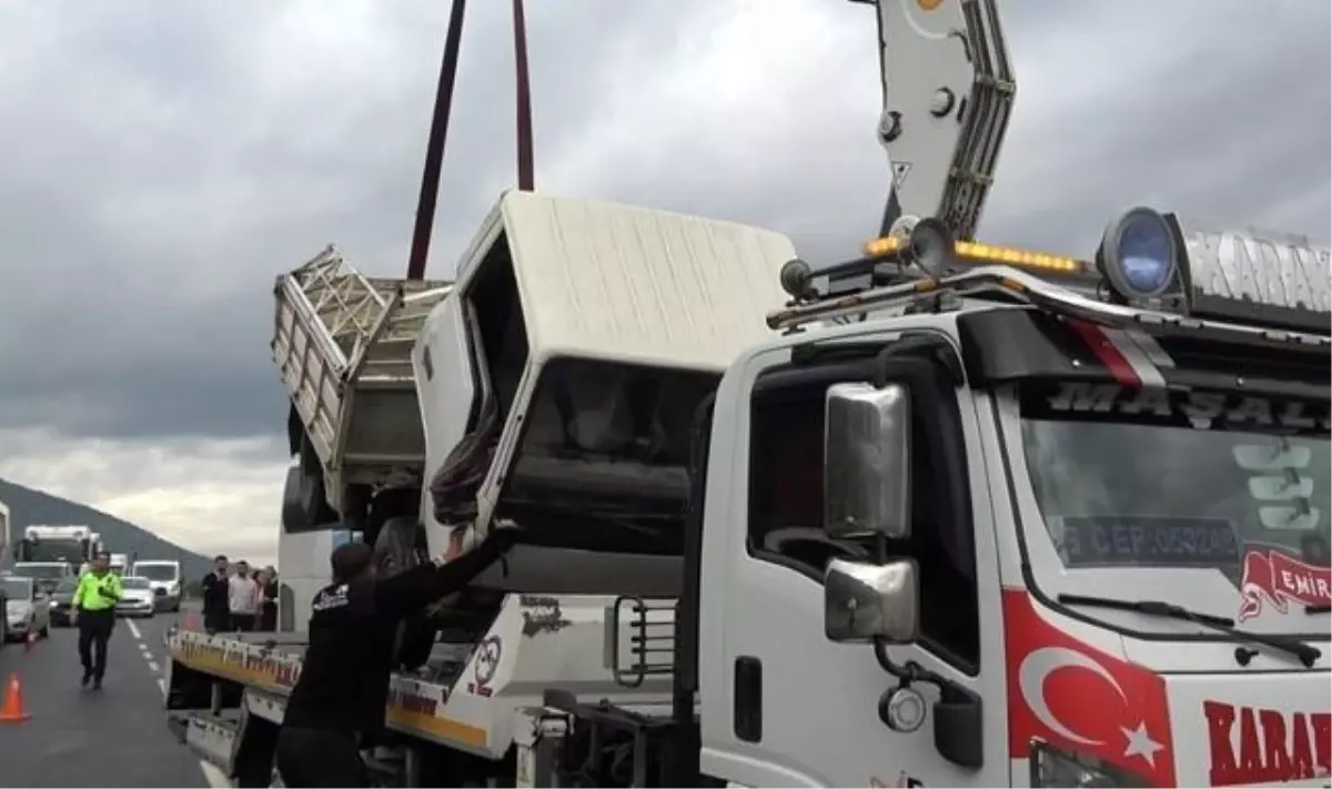 Otobüs ile Kamyonet Çarpıştı: 2 Yaralı