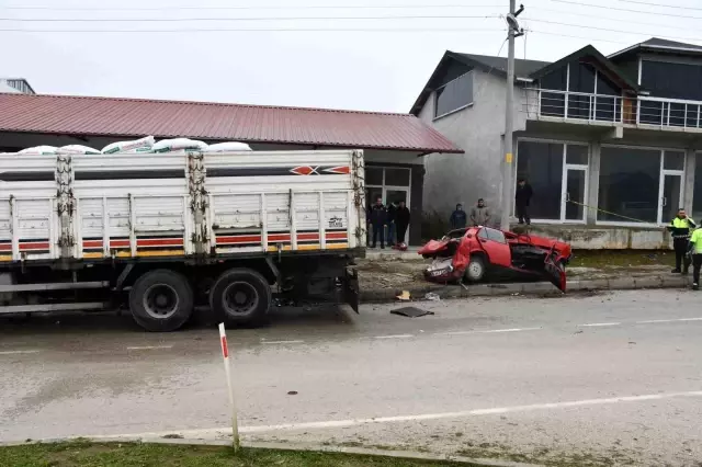 Feci kaza! Kamyonun çarptığı Tofaş kağıt gibi katlandı