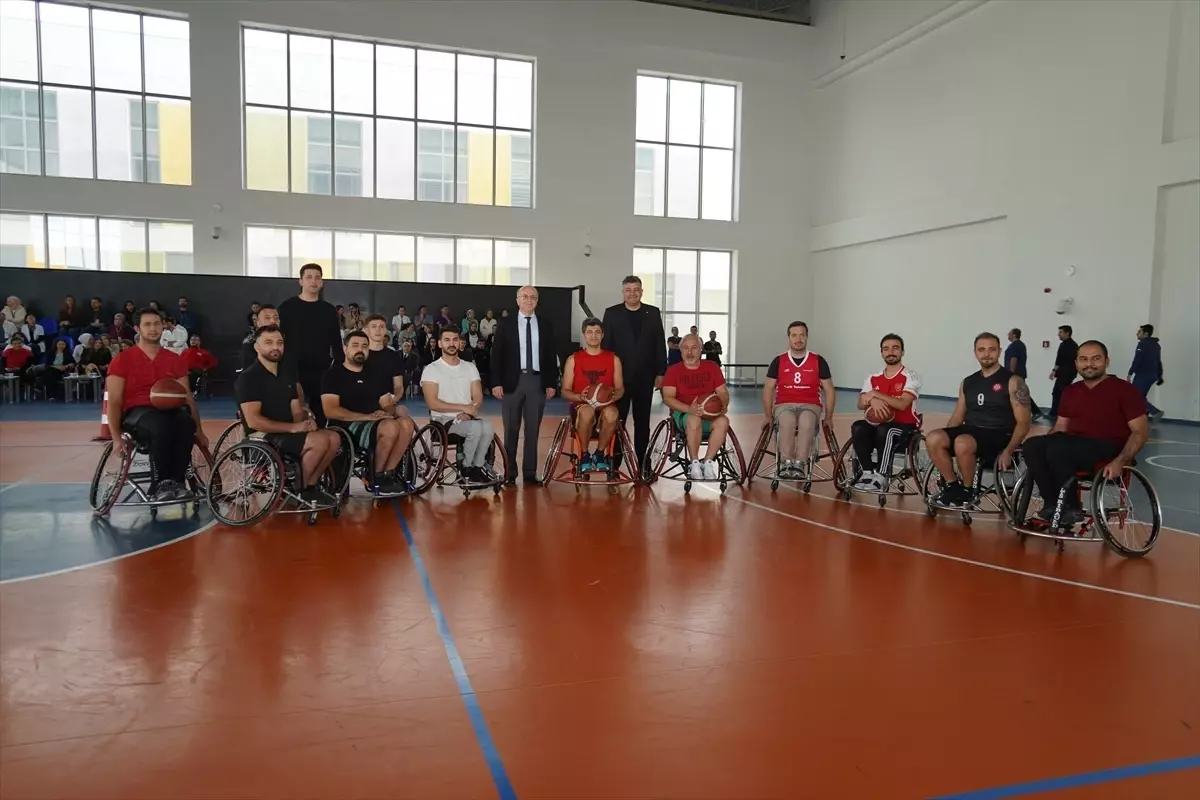 Doktorlar Tekerlekli Sandalyede Basket Oynadı