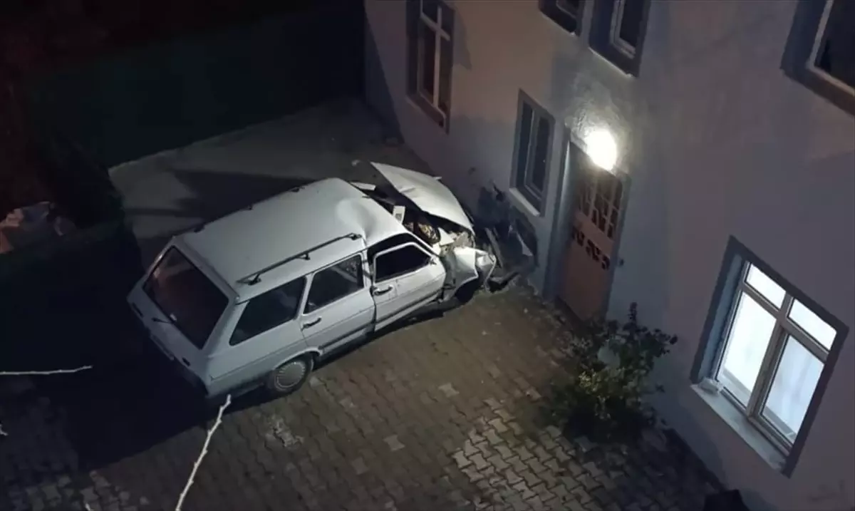 Hisarcık\'ta Trafik Kazası: Eşini Kaybeden Sürücü Yaralandı