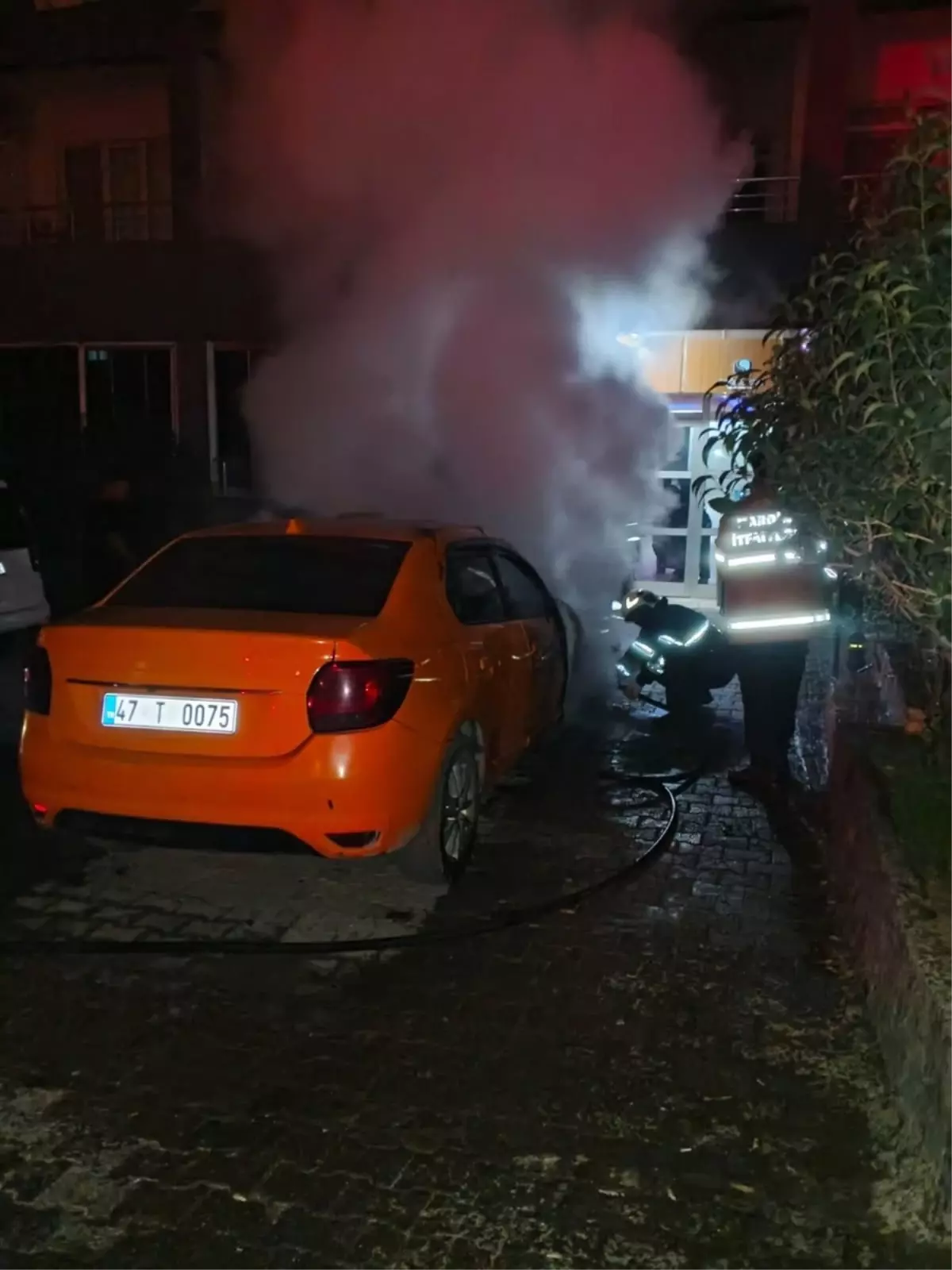 Artuklu\'da Park Halindeki Araçta Yangın