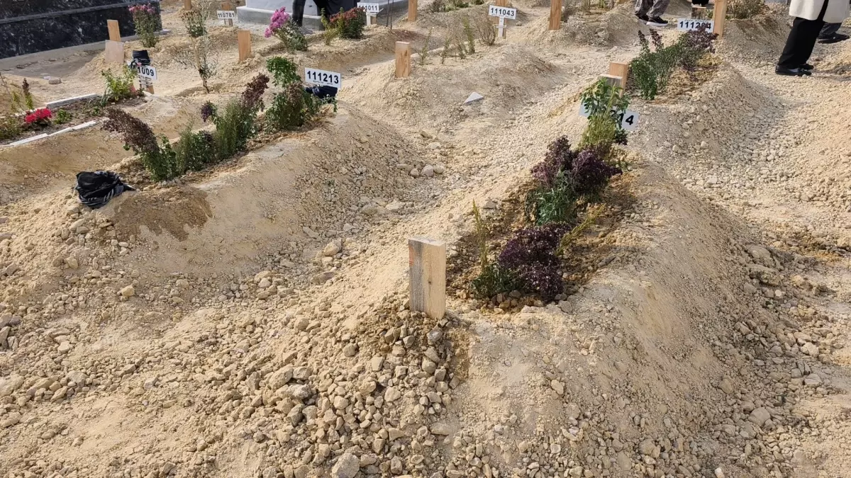 Mersin\'de Cinayet: Anne ve Oğul Yan Yana Defnedildi