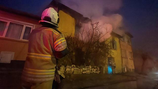 Müstakil evde çıkan yangında anne öldü, kızı yaralandı