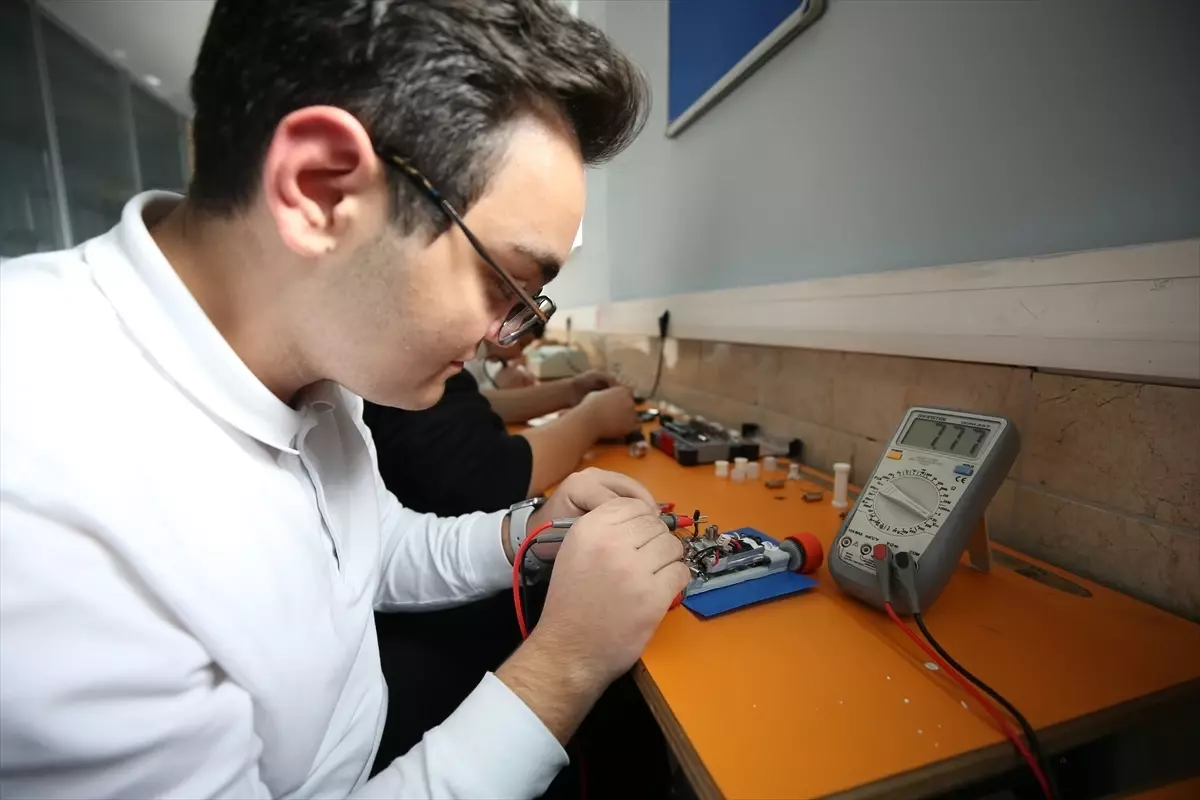 Bursa\'lı Öğrenciler Robotla Avrupa Üçüncüsü Oldu